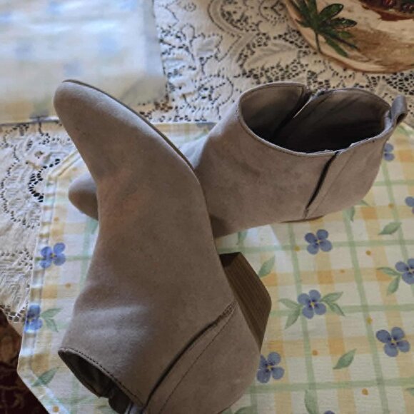 Old Navy faux suade Tan Booties size 8 - Picture 9 of 12